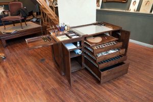 Festőállványok, dobozok